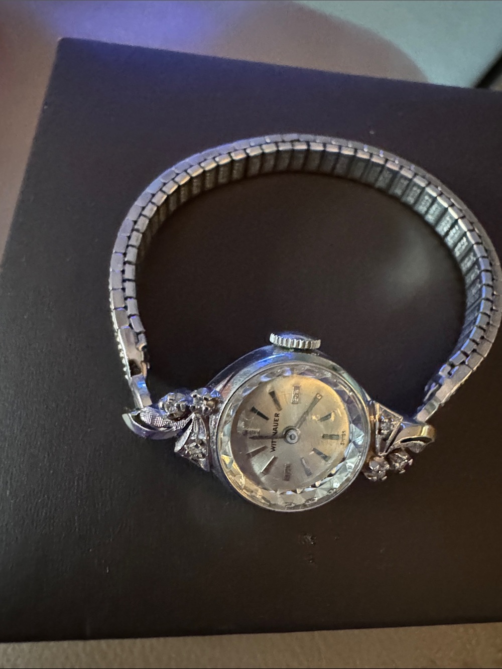 Vintage Ladies Silver Tone Wristwatch - Elegant Silver